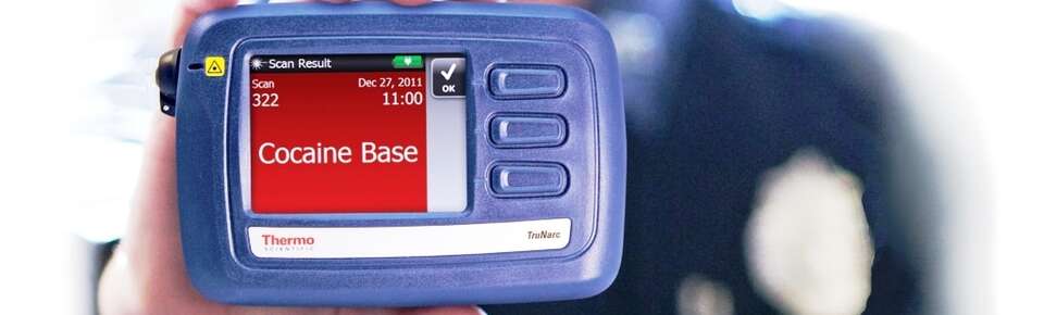 Polizist hat mit dem TruNarc Kokain identifiziert und zeigt Ergebnisbildschirm.