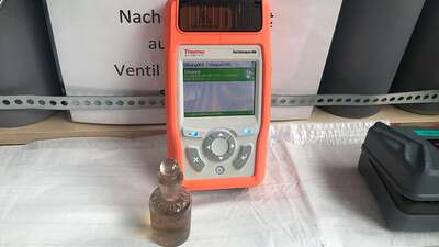 Historischer Flakon mit der unbekannter Flüssigkeit und das Messergebnis des Raman-Spektrometers FirstDefender RM.