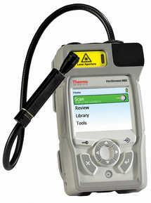 Mobiles Raman-Spektrometer FirstDefender RMX mit Prüfsonde zur Analyse unbekannter Substanzen.