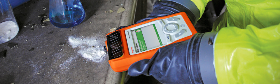 Sprengstoff? Drogen? harmlos? FirstDefender identifiziert Substanzen und zeigt das Gefahrenpotential an.