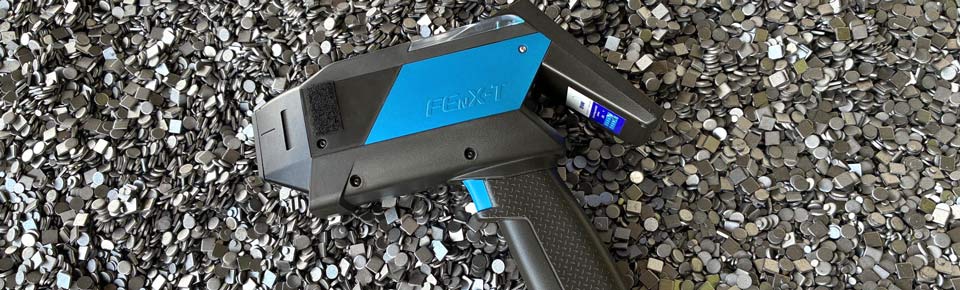 Presslinge aus Metall mit handgehaltenem Analysator Werkstoff pruefen Metallanalyse PMI