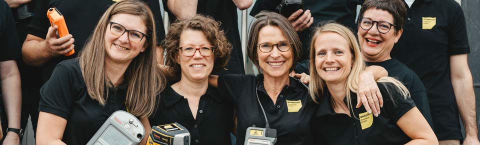 Group with mobile spectrometers in hand